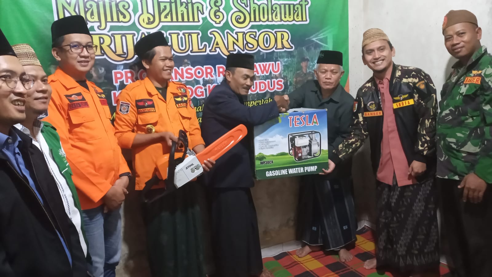 Ketua NU PAC Gebog BP. SUWANTO Menyerahkan Bansos